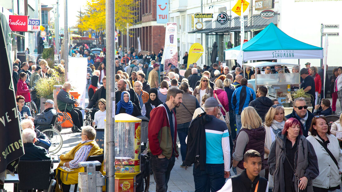 Viele Menschen flanieren während des Rieslingsonntags in der Marktstraße