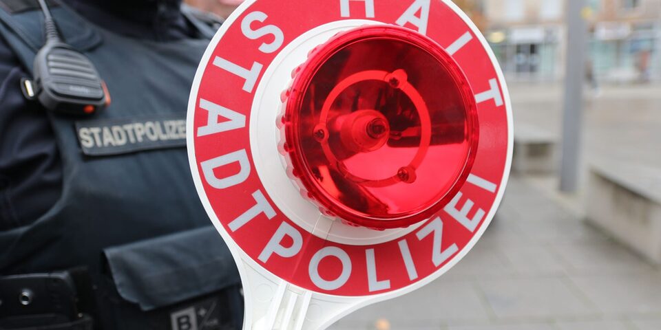 Rote Anhaltekelle der Stadtpolizei