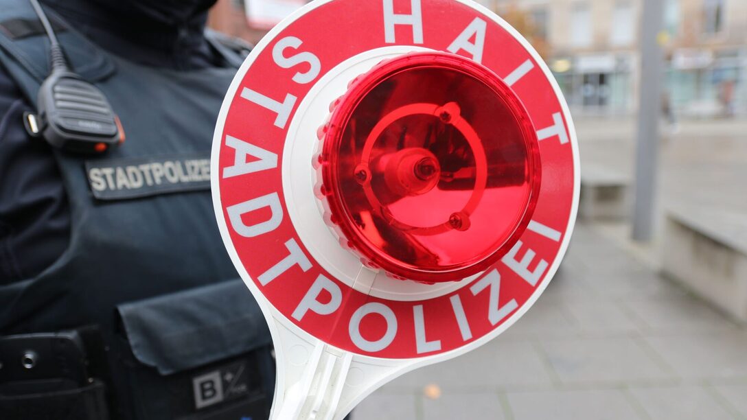 Rote Anhaltekelle der Stadtpolizei