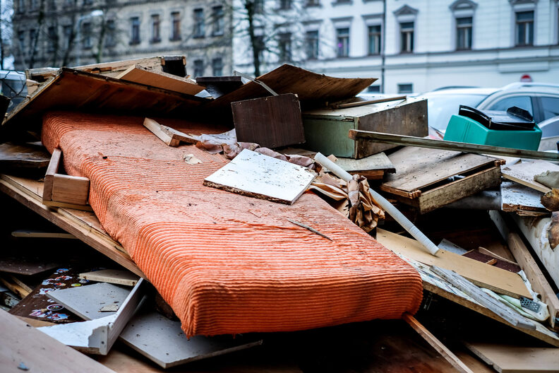 Illegale Ablagerung von Bauschutt. kaputten Möbeln und Hausmüll