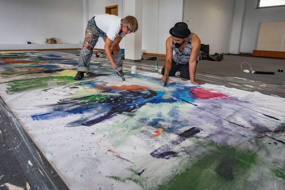 Sam Khayari und Karin Mairitsch machen eine Live-Painting Aktion im Atelier freiraum f3