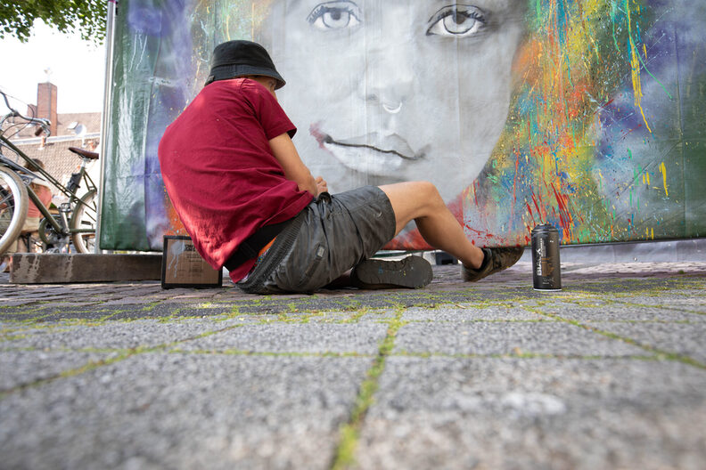 Ein Graffiti-Künstler arbeitet an einem Bild
