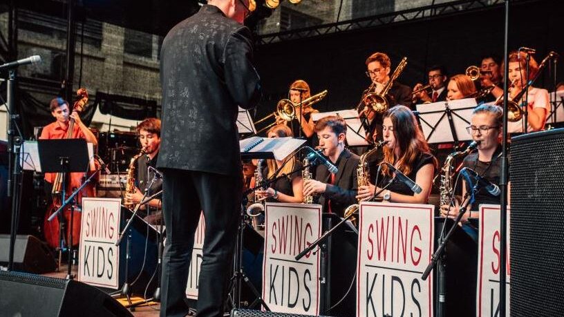 Musikerinnen und Musiker der Jazz-Band Swing Kids spielen im Adamshof