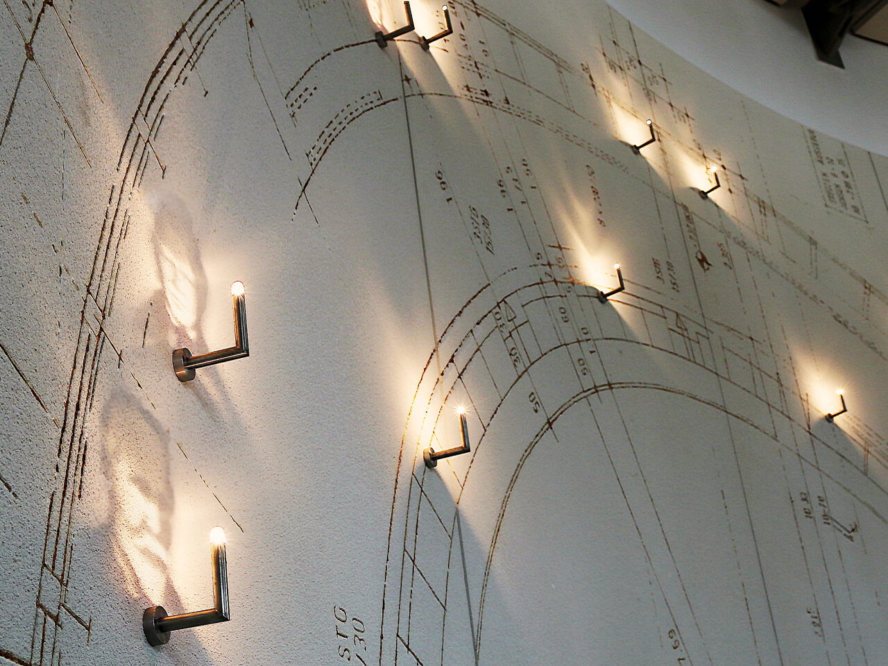 Kunstaktion "Einen Bogen spannen mit Leuchtenden Vorbildern" - Installation im Ratssaal des Rathauses