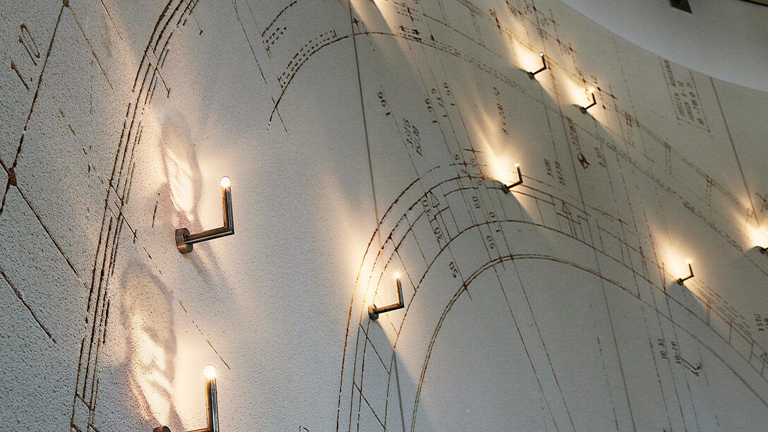 Kunstaktion "Einen Bogen spannen mit Leuchtenden Vorbildern" - Installation im Ratssaal des Rathauses