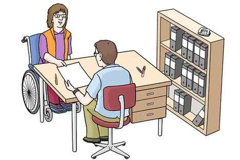 Grafik: Frau im Rollstuhl sitzt Mann an Schreibtisch gegenüber und erhält einen Zettel