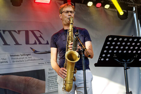 Foto: Mann spielt Saxophon