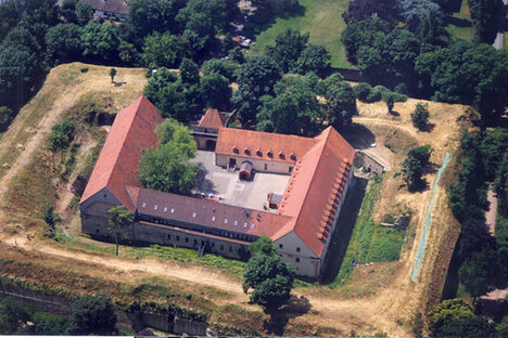 Foto: Luftbild mit Blick auf die Festung mit Wallanlage