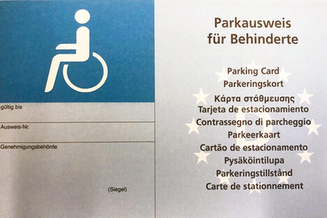 Foto: Europäischer Parkausweis für Behinderte mit Rollstuhl-Fahrer-Symbol und Europa-Emblem