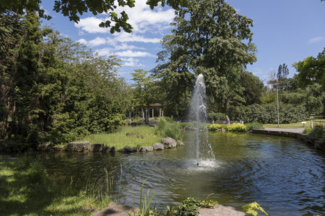 Blick auf den Teich im Verna-Park mit Springbrunnen
