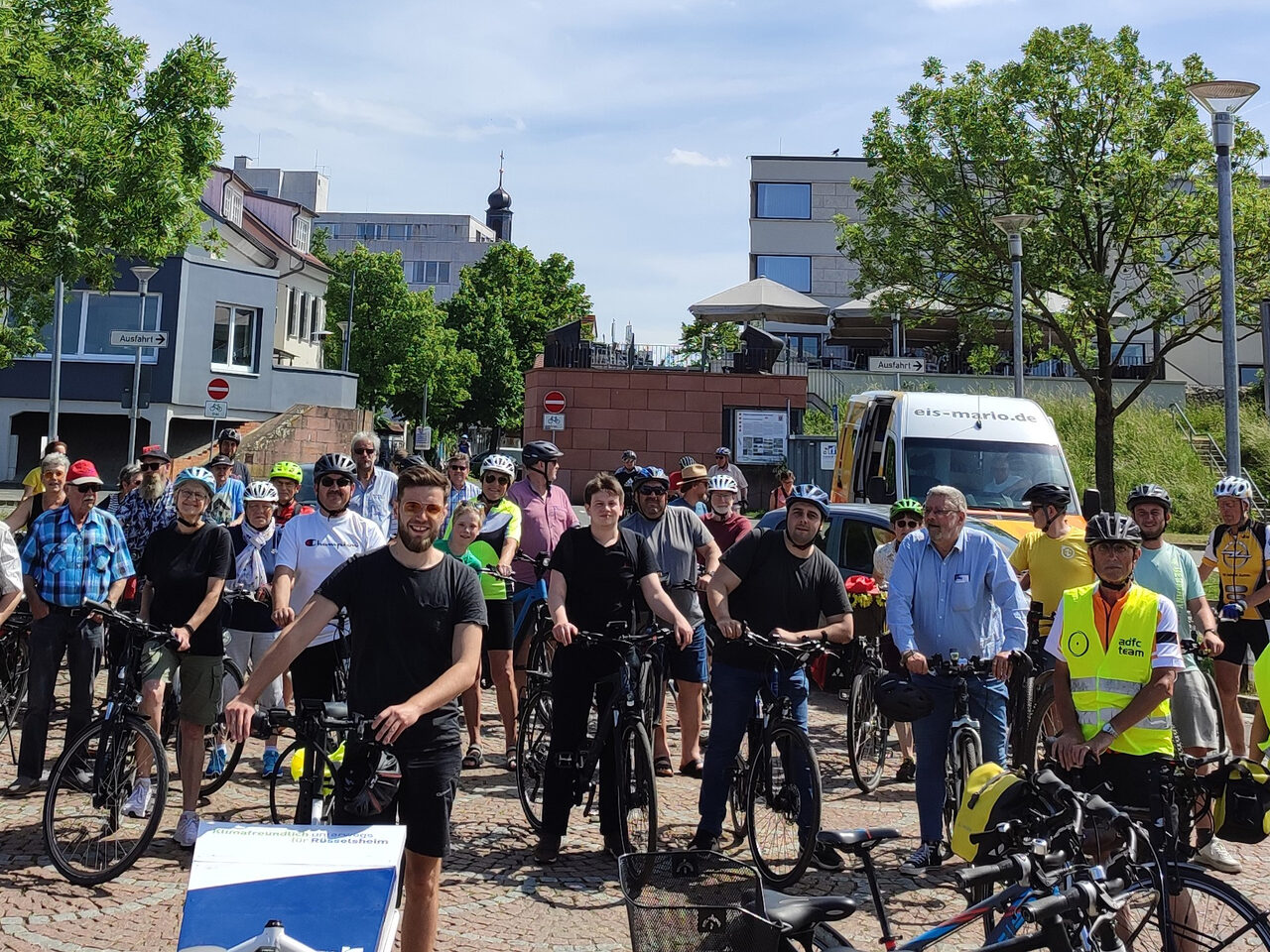 Gruppenbild der Teilnehmenden an der Auftaktveranstatung Stadtradeln 2022