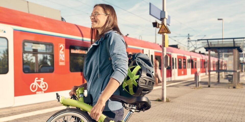 Radfahrerin auf dem Bahnsteig am Bahnhof Rüsselsheim