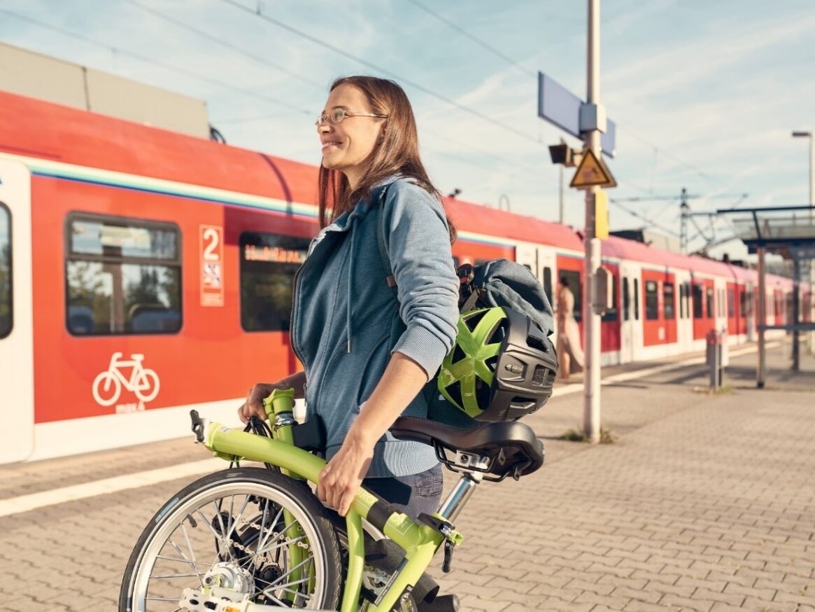 Radfahrerin auf dem Bahnsteig am Bahnhof Rüsselsheim