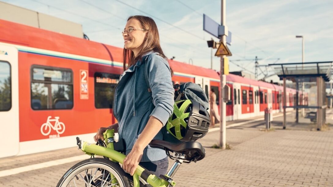 Radfahrerin auf dem Bahnsteig am Bahnhof Rüsselsheim
