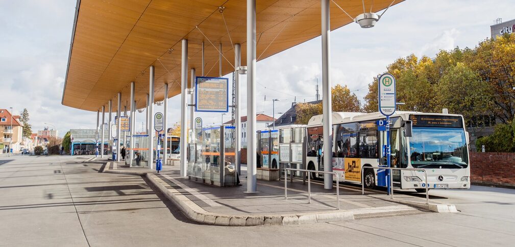 Bus am Zentralen Busbahnhof in Rüsselsheim