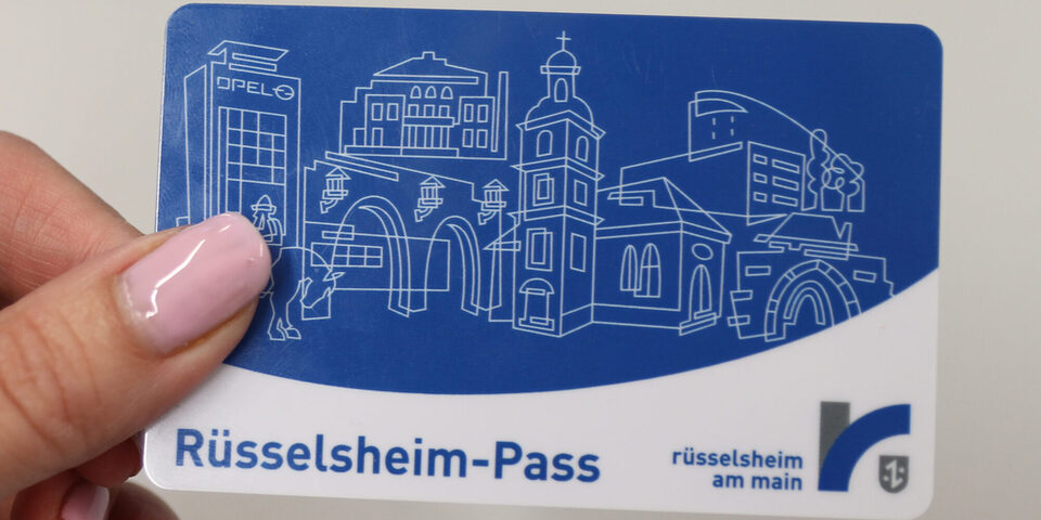 Eine Hand hält einen Rüsselsheim Pass