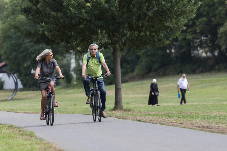Ein Mann und eine Frau fahren am Rüsselsheimer Mainufer Fahrrad