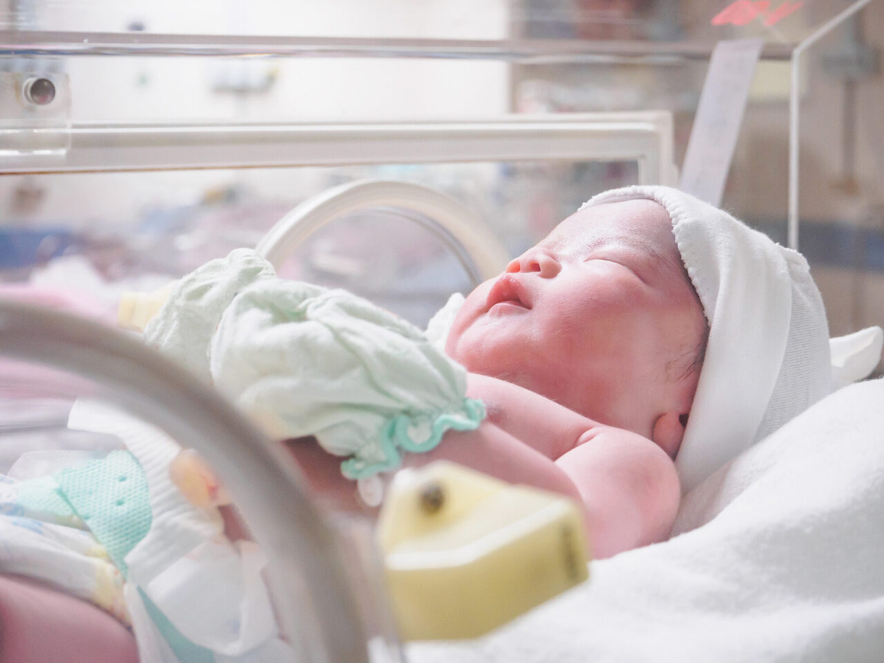 Neugeborenes Baby schläft im Inkubator im Krankenhaus
