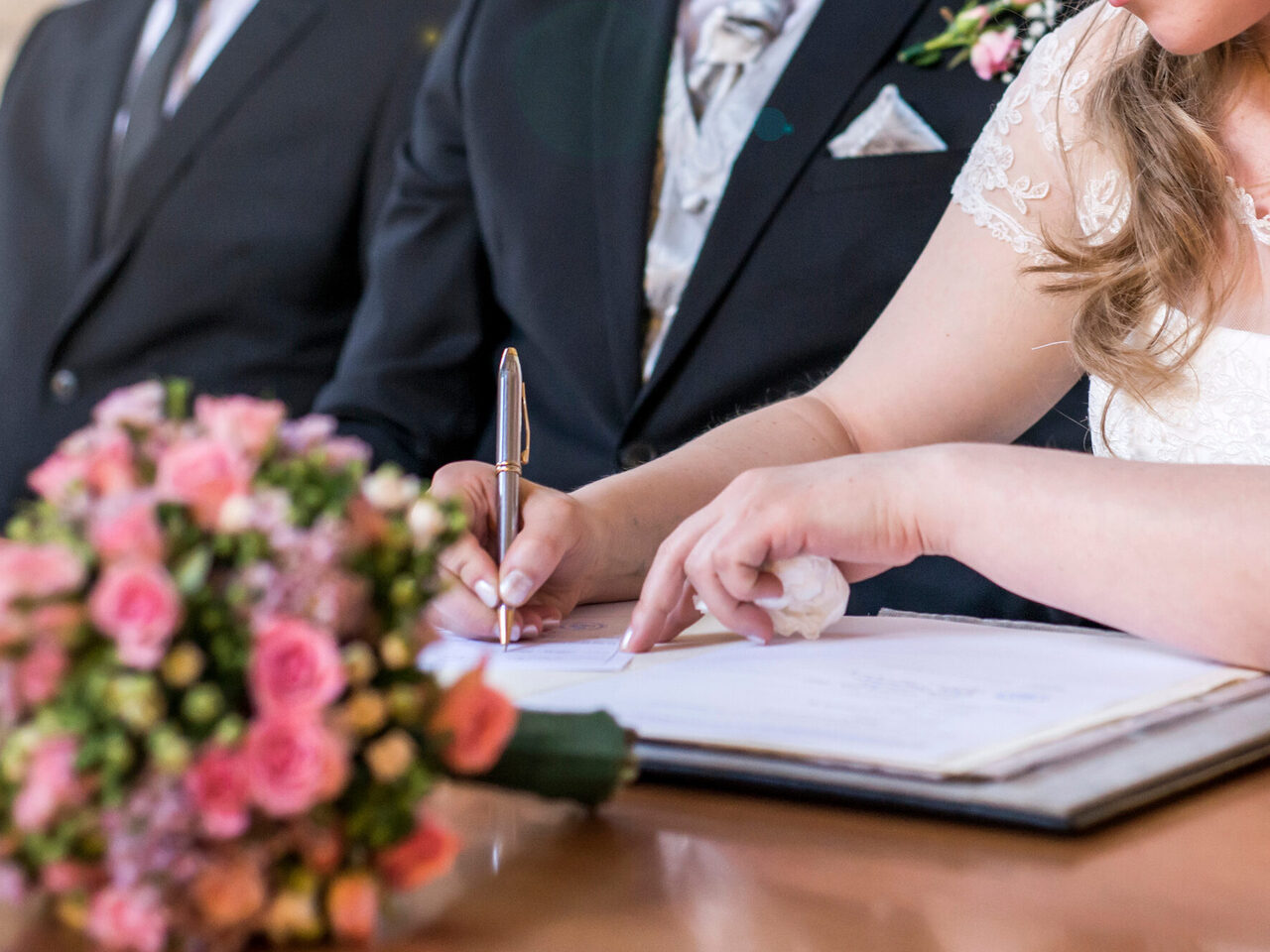 Heirat elegante Braut unterzeichnen Register, Feder und offizielles Dokument Hochzeitspaa