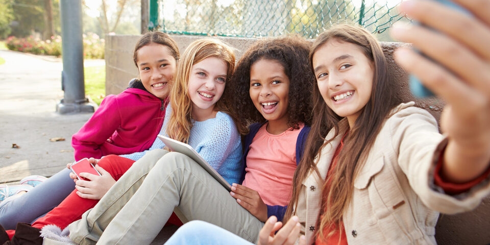 Jugendliche Mädchen verschiedener Nationalitäten machen ein Selfie von sich