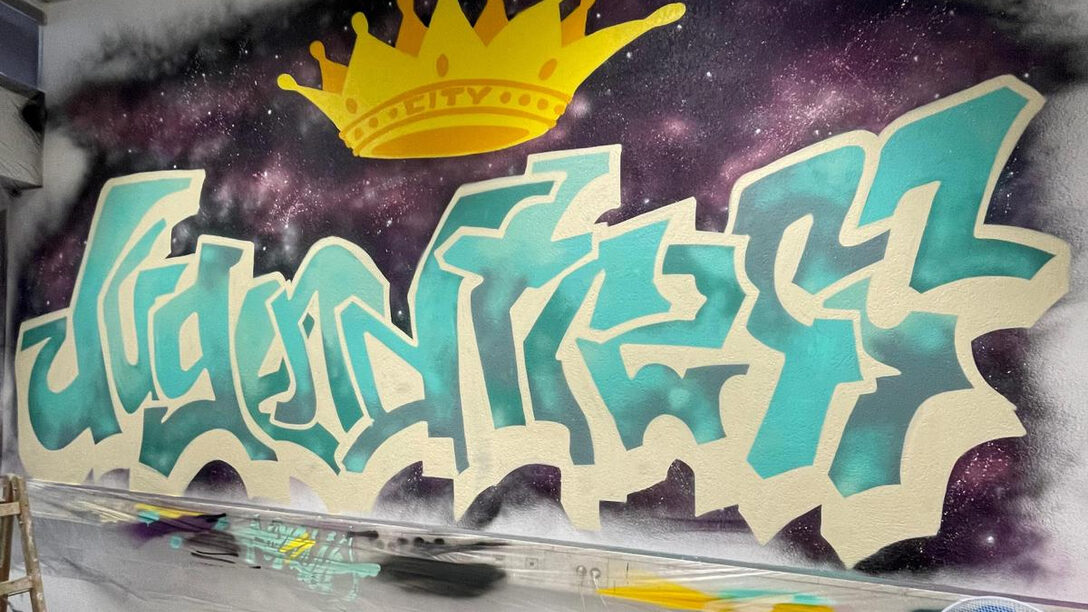 Graffiti und Wandgemälde in einem Innenraum des Jugendtreffs Königstädten