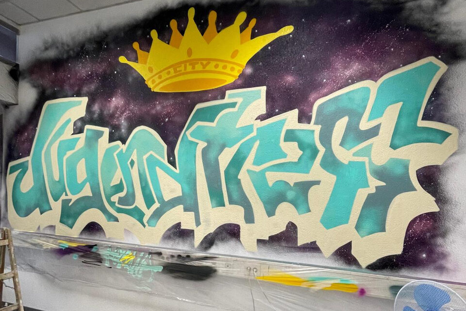 Graffiti und Wandgemälde in einem Innenraum des Jugendtreffs Königstädten