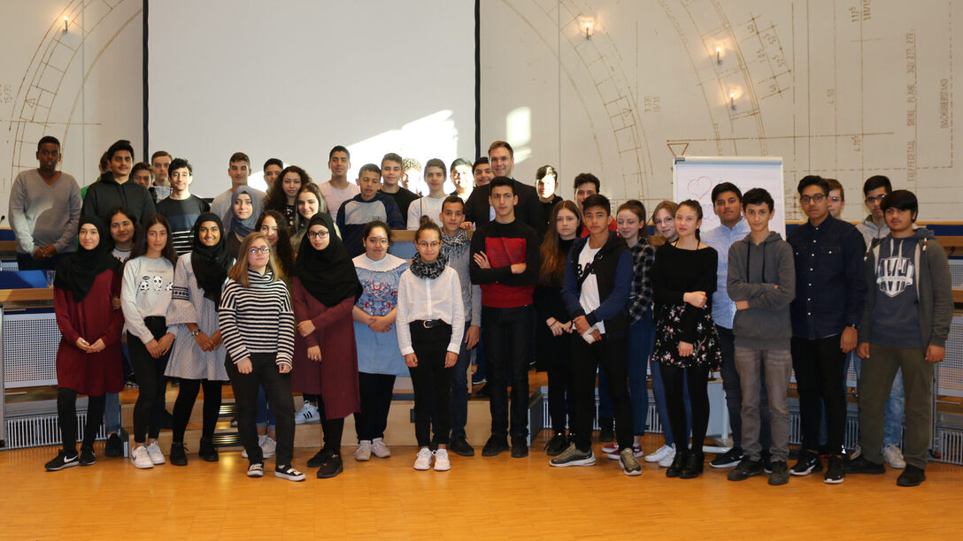 Eine Gruppe Jugendlicher im Ratssaal des Rüsselsheimer Rathauses