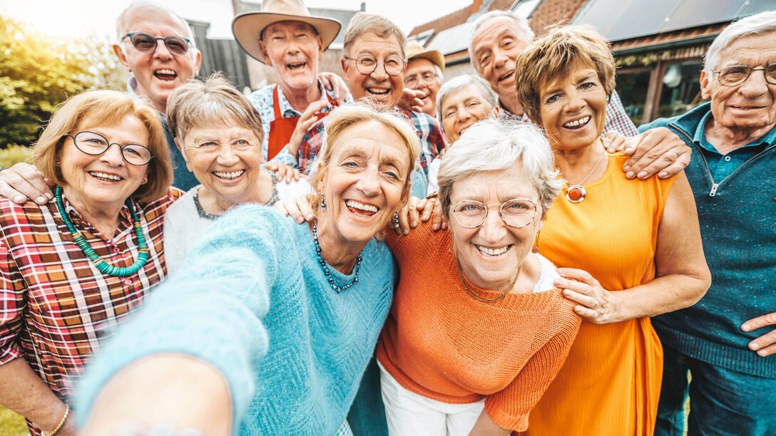 Eine Gruppe glücklicher älterer Menschen macht ein Selfie