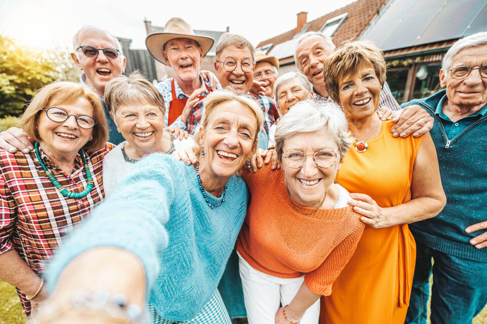 Eine Gruppe glücklicher älterer Menschen macht ein Selfie