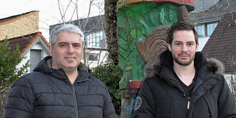 Streetworker Lucas Geyer und Özgür Bilgin vor dem Gebäude der Jugendförderung