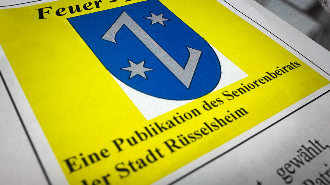 Nahaufnahme von der Zeitschrift Feuerdorn, eine Informations- und Diskussionsschrift für die älteren Rüsselsheimer Einwohnerinnen und Einwohner