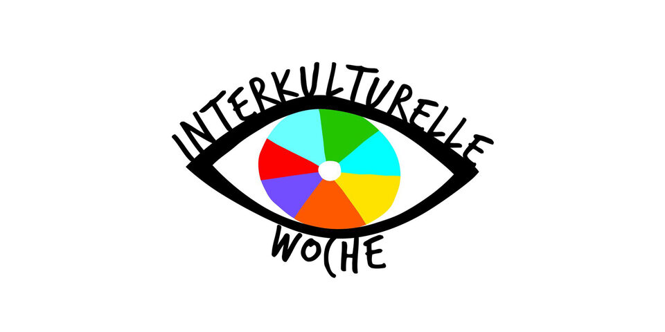 Augen-Grafik mit einer bunten Iris und schwarzem Schriftzug mit "Interkulturelle Woche"