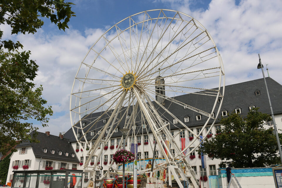 Riesenrad, Marktplatz, Frankfurter Straße, Rathaus, Rüsselsheimer Kerb, 2023