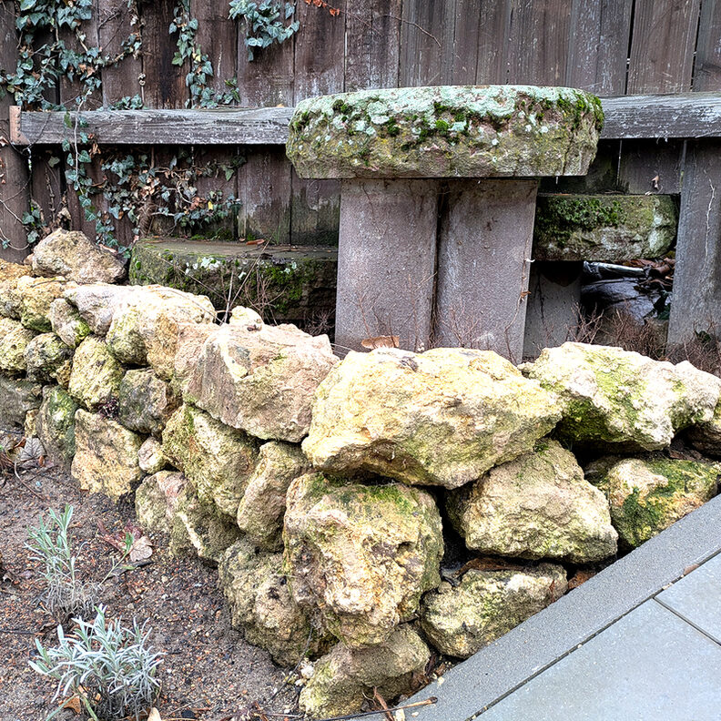 Trockensteinmauer aus Bruchsteinen