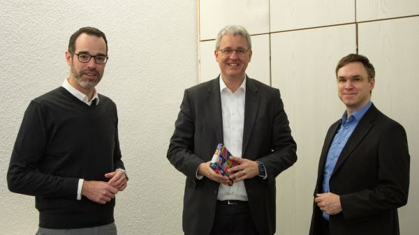 Bürgermeister Dennis Griese (rechts) und Stadtrat Nils Kraft (links) begrüßen den neuen Oberbürgermeister Patrick Burghardt (Mitte) im Rathaus