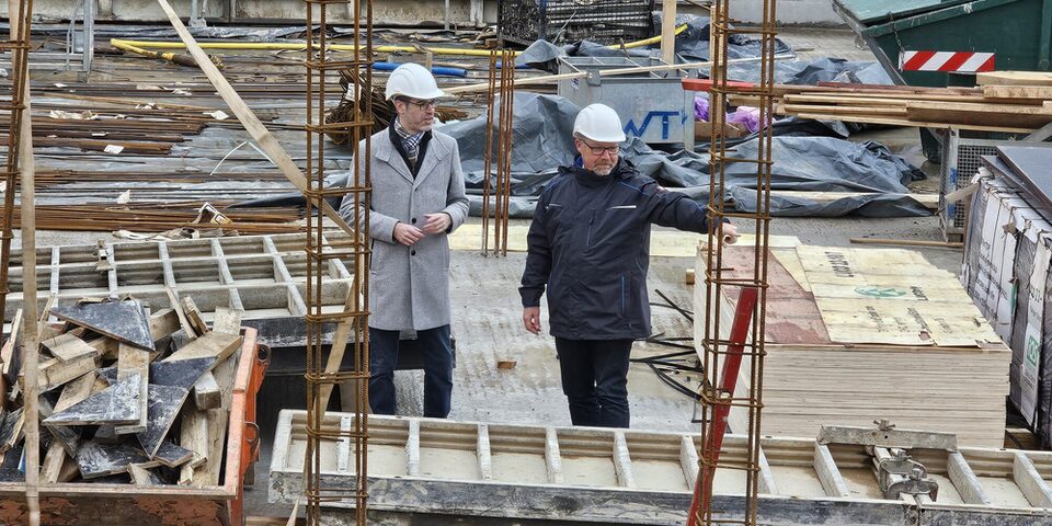 Stadtrat Nils Kraft (links) und Fachbereichsleiter Gebäudewirtschaft Jochen Brandner begutachten die begonnen Rohbauarbeiten an der Parkschule (Foto: Stadt Rüsselsheim am Main)