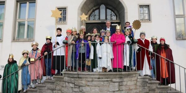 Sternsinger der drei katholischen Gemeinden St. Josef, Heilige Familie und Auferstehung Christi mit Oberbürgermeister Patrick Burghardt vor dem Haupteingang des Rathauses