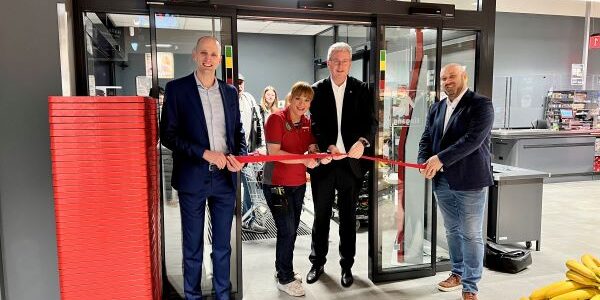 Wiedereröffnung der PENNY-Filiale in Königstädten. Von links: Patrick Schröder (Bezirksleiter PENNY), Malgorzata Theis (Marktleiterin PENNY Königstädten), Oberbürgermeister Patrick Burghardt und Sascha Wiesel (Verkaufsleiter PENNY).