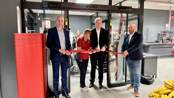 Wiedereröffnung der PENNY-Filiale in Königstädten. Von links: Patrick Schröder (Bezirksleiter PENNY), Malgorzata Theis (Marktleiterin PENNY Königstädten), Oberbürgermeister Patrick Burghardt und Sascha Wiesel (Verkaufsleiter PENNY).