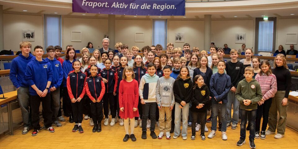 Gruppenbild der geehrtern Nachwuchssportlerinnen und -sportler mit Oberbürgermeister Patrick Burghardt im Ratssaal