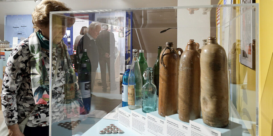 Besucher in der Ausstellung "Made in Hessen. Globale Industriegeschichten"