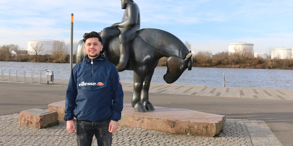 Mamon Sediqi vor dem Leinreiter-Denkmal am Mainufer