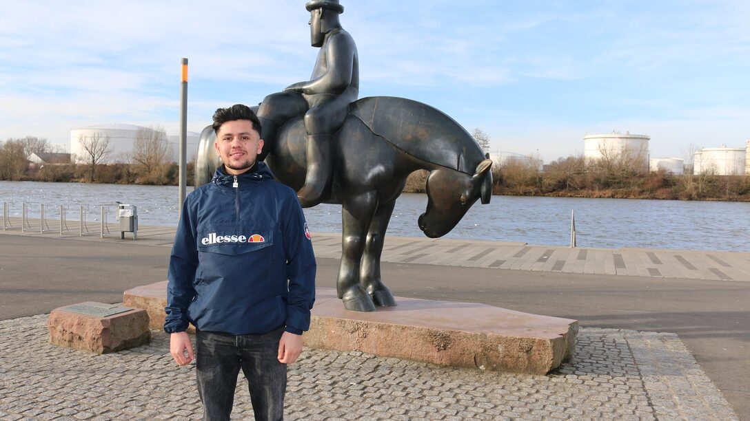 Mamon Sediqi vor dem Leinreiter-Denkmal am Mainufer