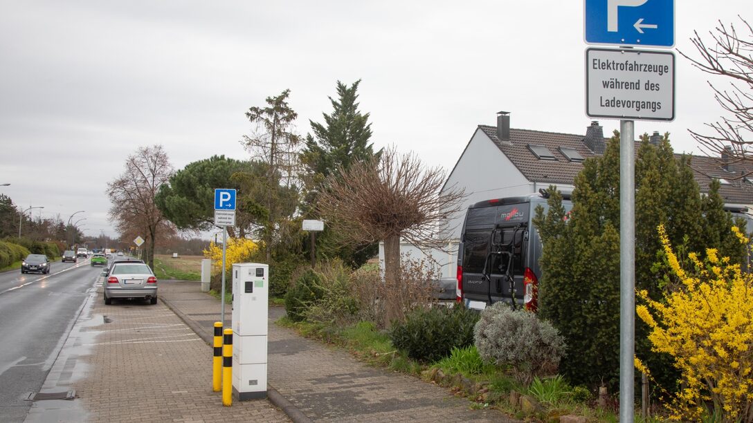 Parkplatz mit Ladesäule für Elektroautos