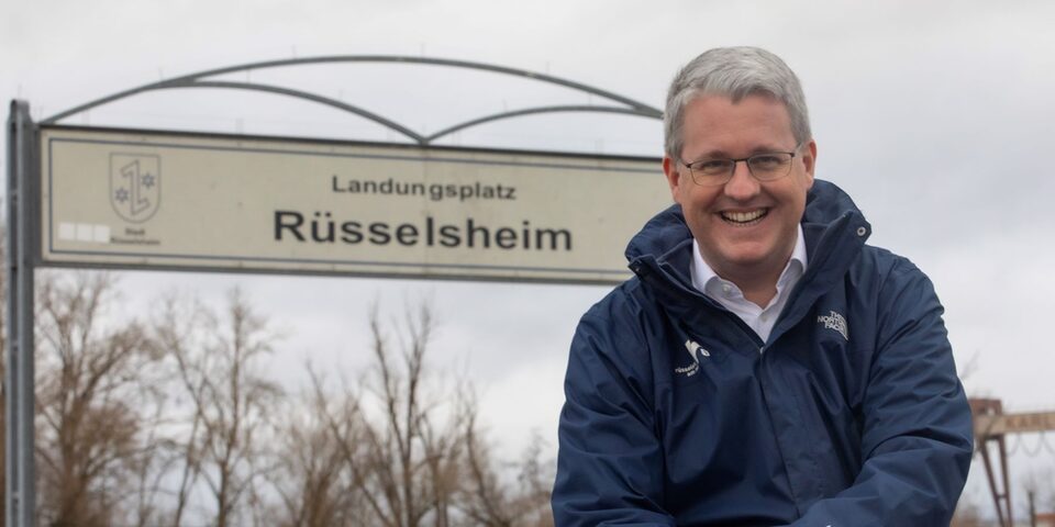 Oberbürgermeister Patrick Burghardt am Landungsplatz in Rüsselsheim am Main, im Hintergrund der Schiffssteg