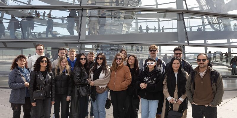 Gruppenbild der Teilnehmenden des Bildungsurlaubs auf der Besucherebene des Bundestags