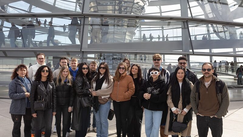 Gruppenbild der Teilnehmenden des Bildungsurlaubs auf der Besucherebene des Bundestags
