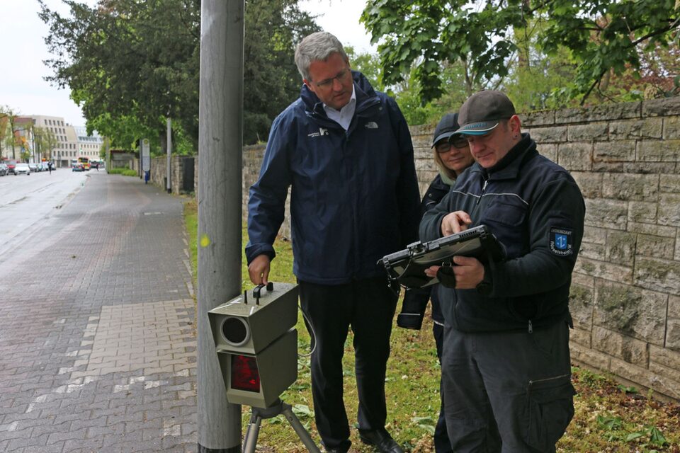 Oberbürgermeister Patrick Burghard mit Beschäftigten der Verkehrsüberwachung an einer mobile Geschwindigkeitsmessanlage
