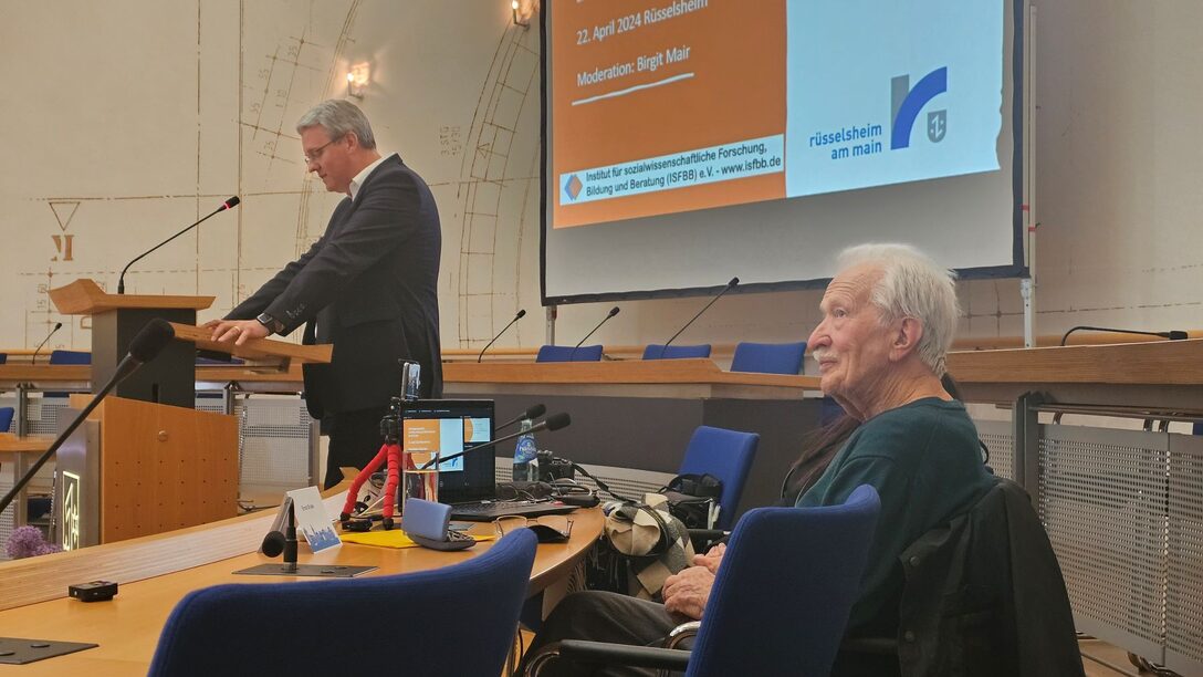 Oberbürgermeister Patrick Burghardt (links) begrüßt Ernst Grube im Rathaus
