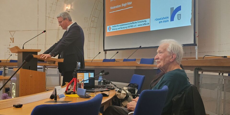 Oberbürgermeister Patrick Burghardt (links) begrüßt Ernst Grube im Rathaus